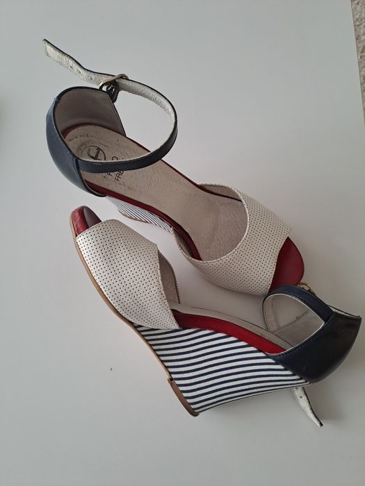 Buty na koturnie