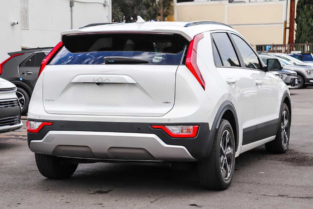 Kia Niro EX Hybrid      2023