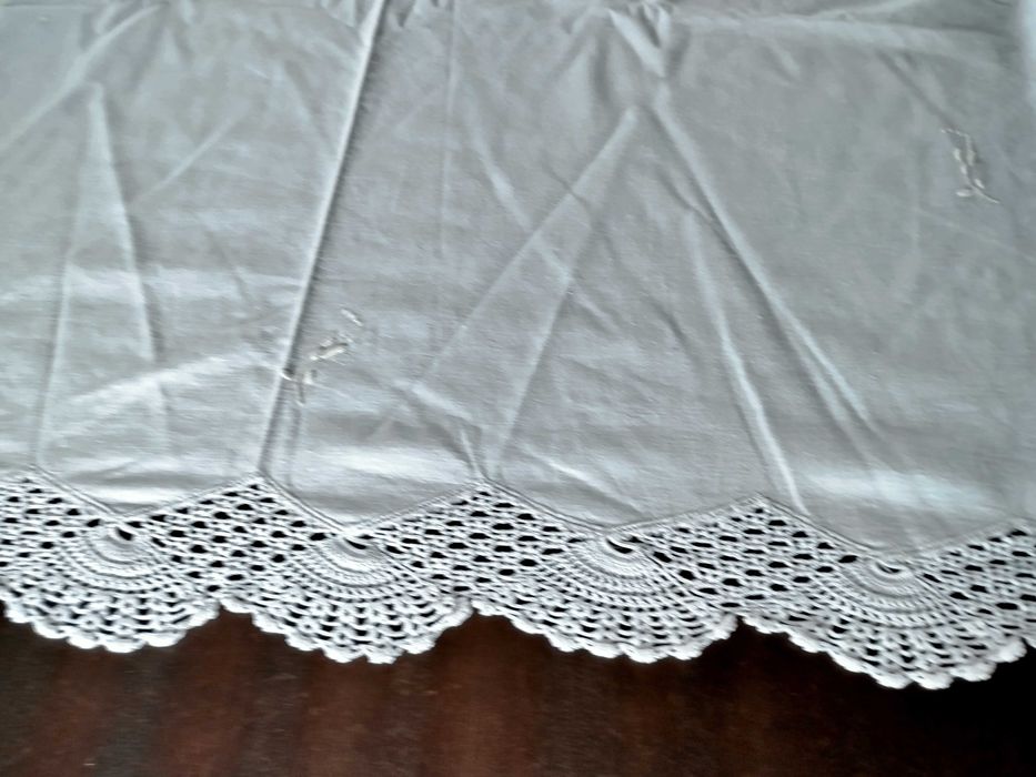 Toalha de mesa quadrada em linho com renda