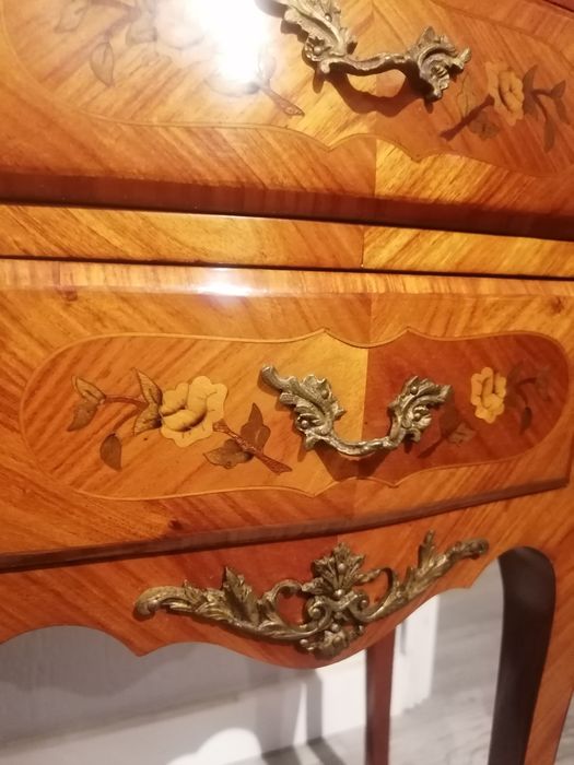 Par pequenas cómodas (mesas apoio mesinhas cabeceira) Luís XV. Mármore