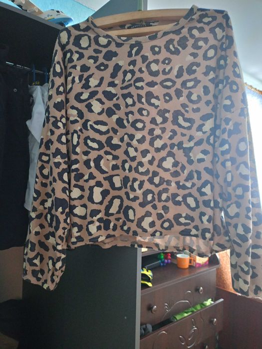 Продам кофту овер лео принт