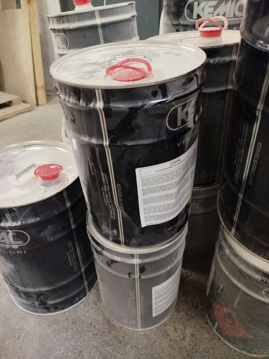 Віддам безкоштовно бочки з-під фарби оцетону
