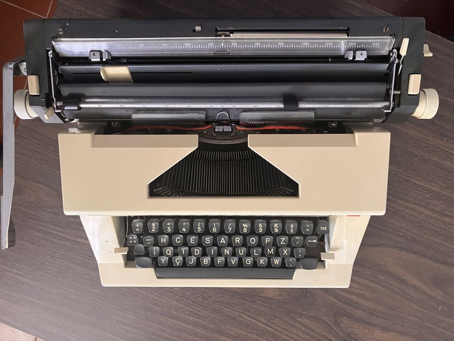 Máquina de escrever antiga Olympia