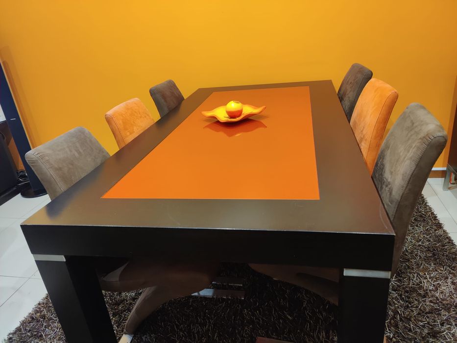 Mesa com tampo de vidro + 6 cadeiras (oferta de tapete e decoraçao)