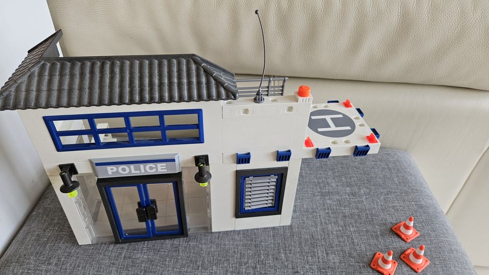Dwa zestawy playmobil posterunek policji helikopter samochod i quad