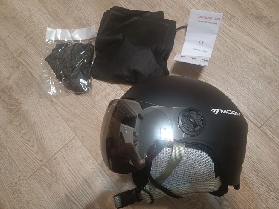 Лижний шолом з візором Moon  у подарунок баф та чохол розмір S (53-55)