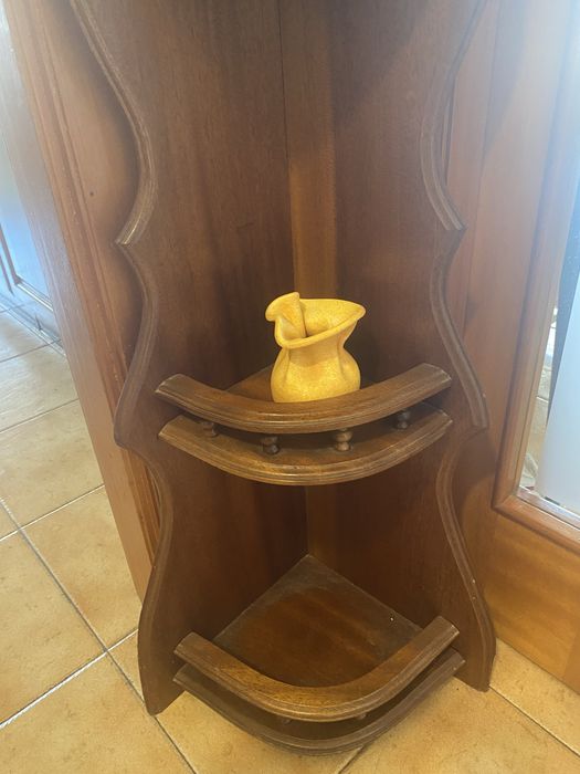 Móvel de canto em madeira