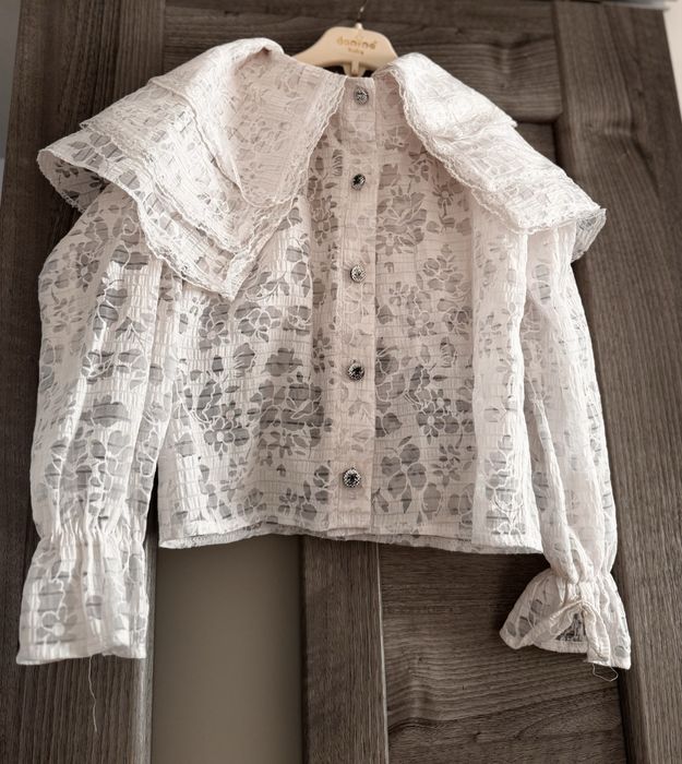 Біла блуза з мережива