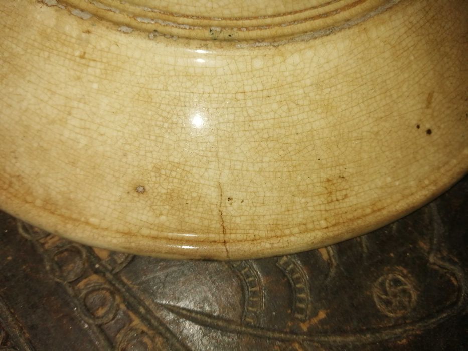 prato muito antigo , pesado , nao tem marca de fabricante
