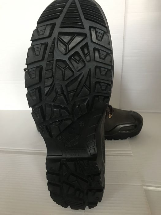 Продам ботинки новые