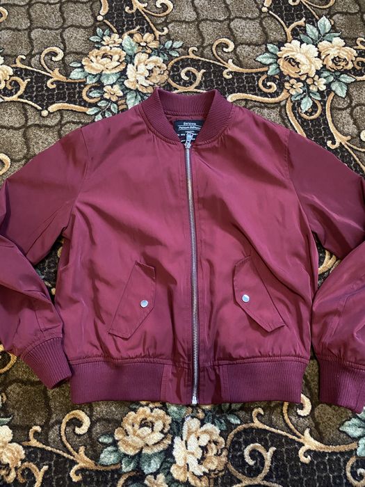 Осіння нейлонова куртка-бомбер. Bershka. Розмір S.  В ідеальному стані