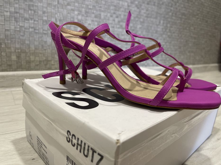 Продам босоножки SCHUTZ