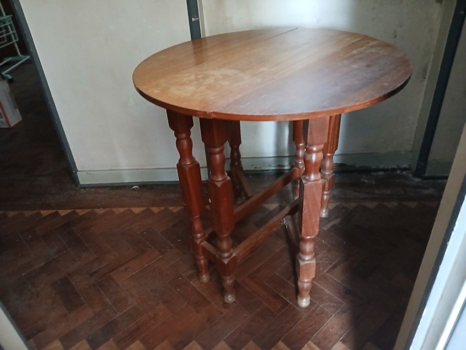 Mesa de madeira massiva dobrável