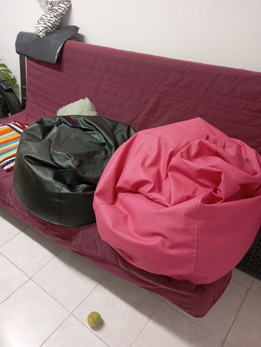2  poufs, 1 Rosa e outro preto