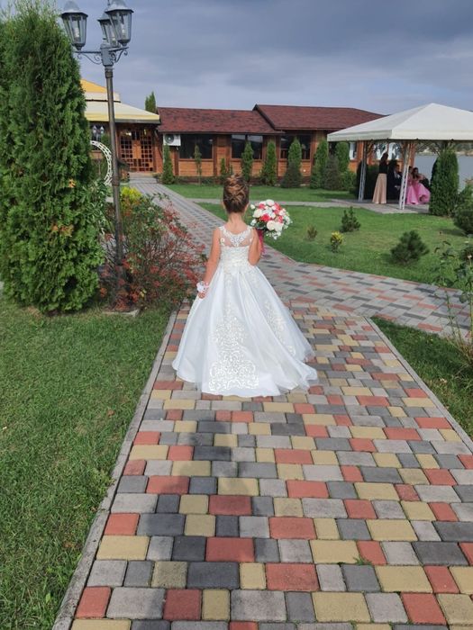 Продам сукню .Одягали 1 раз .Шили під замовлення з шлейфом