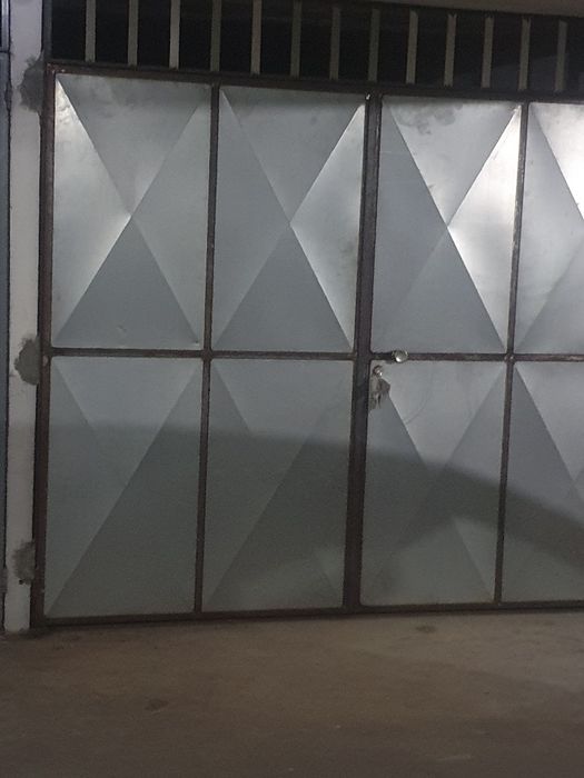 Garagem fechada na rua dos peões