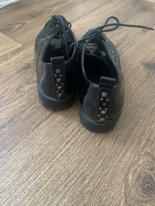 Женские лаковые туфли