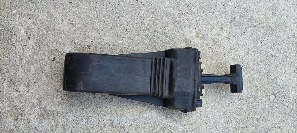 Обмежувач фіксатор двері дверки передній лівий Audi Q5, Q3  оригінал 8