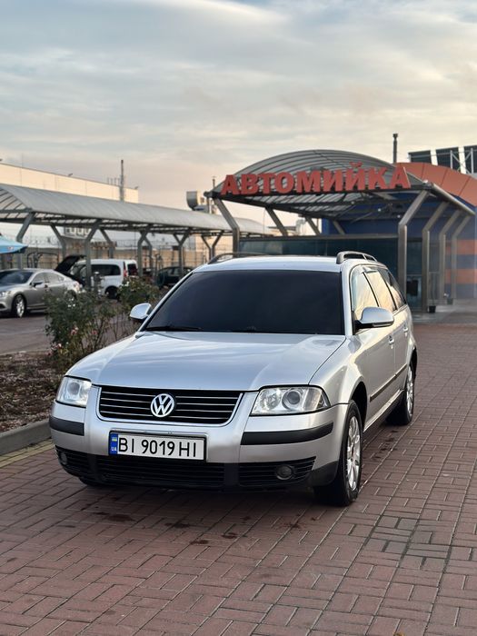 Passat B5+ в гарному стані 1.9 TDI 5-ти ступка 
Двигун працює чудово , сухий ,немає ніяких запотівань та потьоків, масла не бере . по ходовій частині також  все добре , стійки передні ,задні нові. По  кузову вся ціла , пороги цілі ,днище ціле. По електриці все працює, круїз-контроль , клімат-контроль, камера заднього огляду. Тонована по колу , на новій зимовій гумі , літня гума 80% протектора , на розварках.нова страховка, два ключа.
Більш детальніше по телефону :