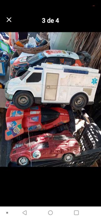 100 carrinhos de varios tamanhos uns de ferro outros de plastico