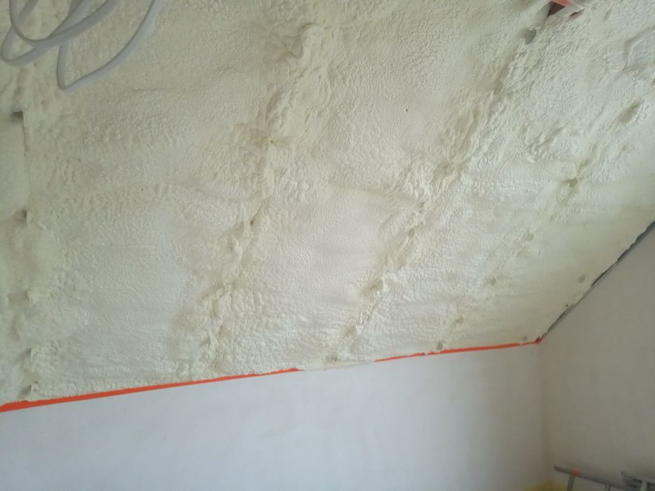 Ocieplenie pianą PUR dachów stropów poddaszy izolacja piana pur