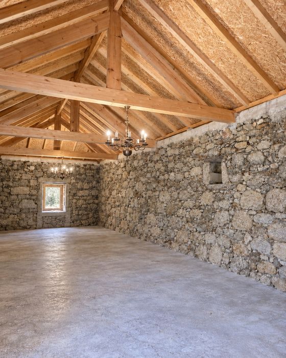 Brevemente disponível – Espaço rústico versátil para arrecadação / armazém de 30 m² a 90 m² em Serreleis, Viana do Castelo