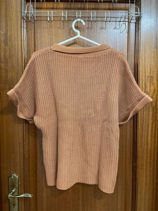 Camisola de malha castanha de manga curta
