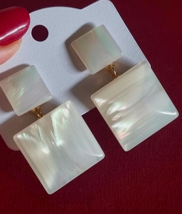 Brincos dourados, com 2 quadrados em acrílico unidos. De pico.