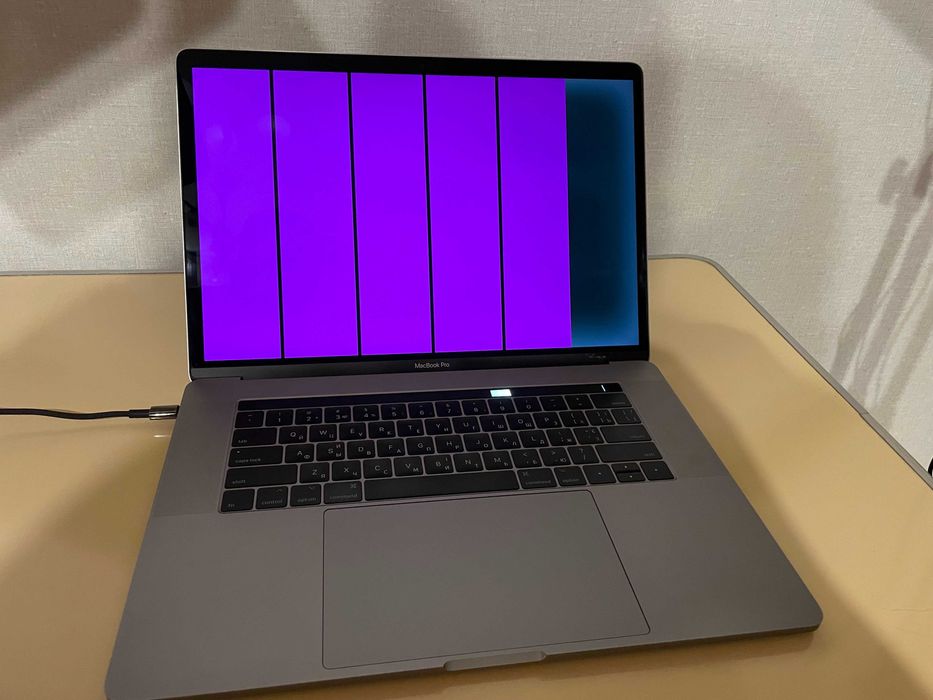 MacBook Pro 15 - A1707 / 2017 / Touch Bar / i7 / 16GB / 256GB