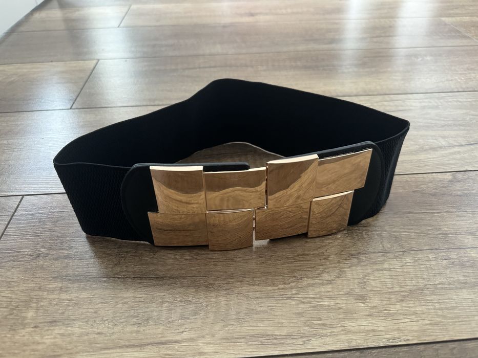 Pasek z ozdobną klamrą