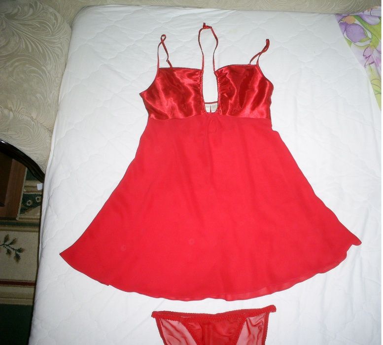 Яркий комплект на р. S-M или наш р. 44-46 , замеры есть.