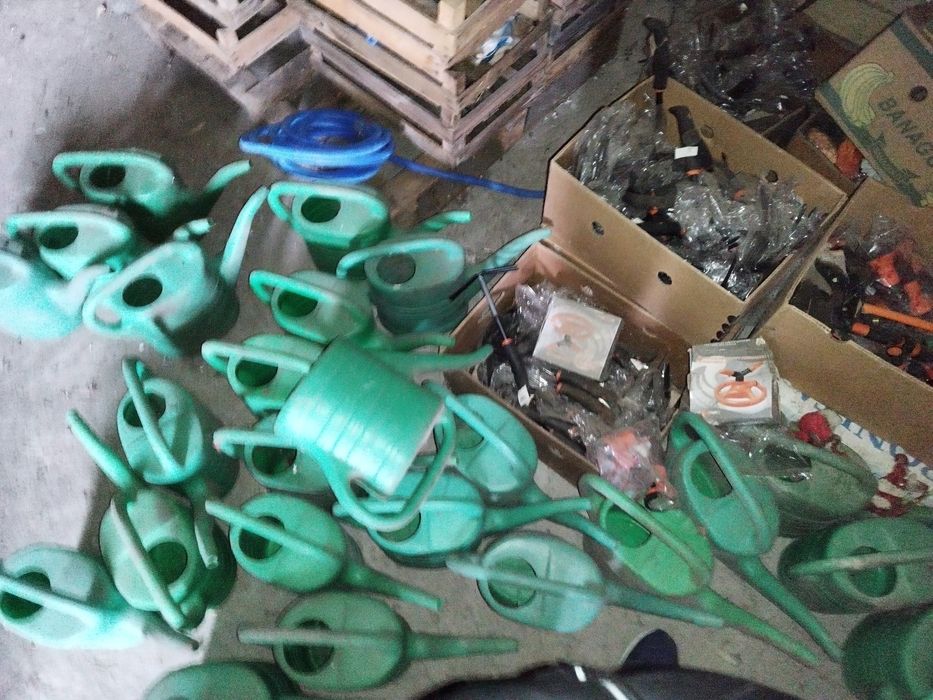 Sprzęt ogrodniczy - Nowy, konewki, złączki, motyki itp.