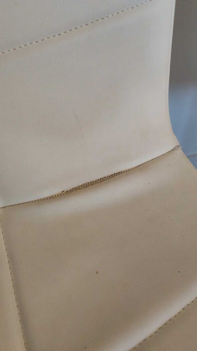 Cadeiras brancas com pés metalizados