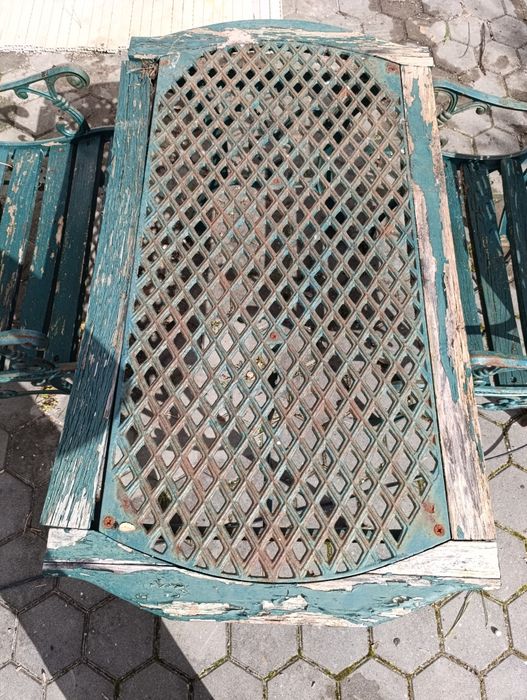 Mesa e bancos de jardim para restaurar