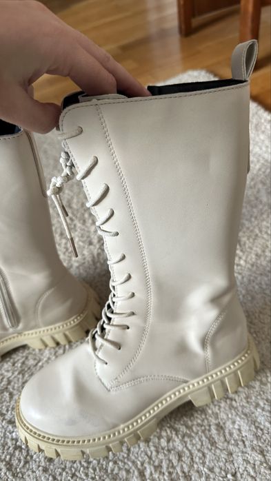 Botas brancas como novas