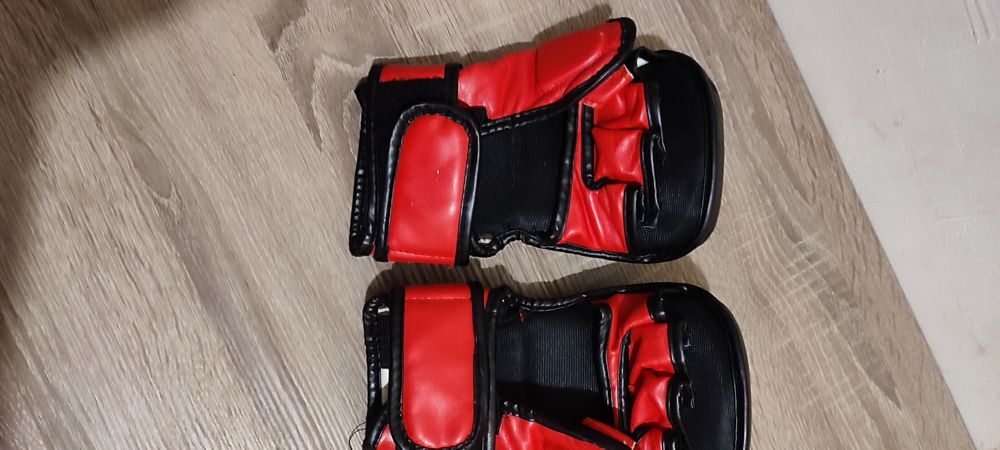 Продам шлем и перчатки для единоборств