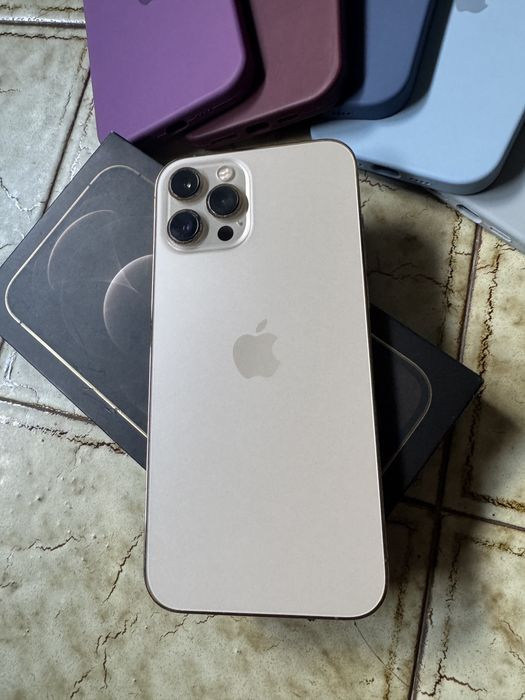 iPhone 12 Pro Max - Excelente! Oferta de 5 capas e cabo!