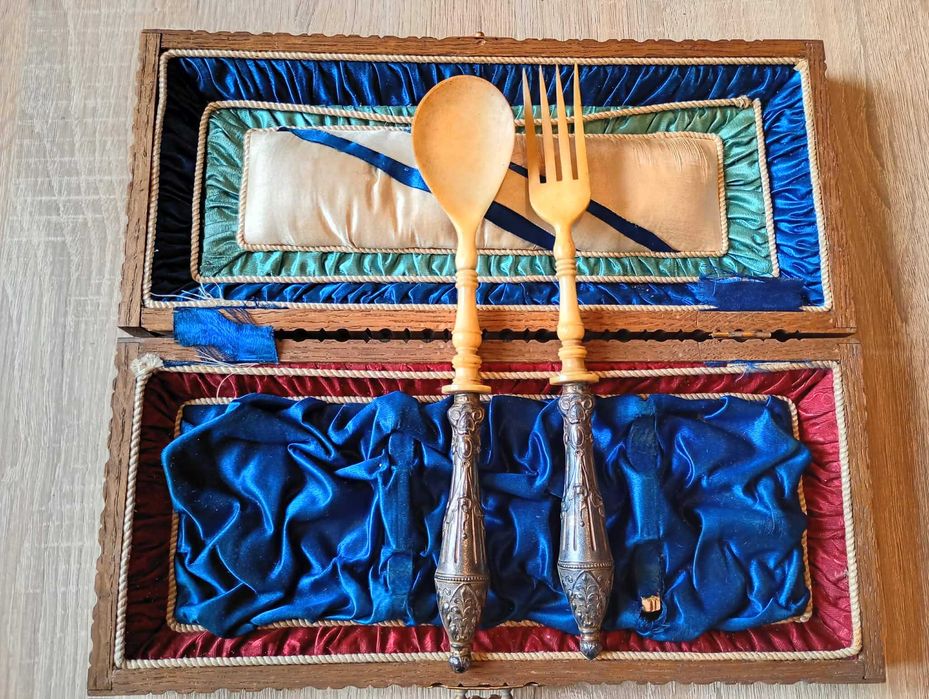 Zabytkowy komplet sztućców (prawdopodobnie do sałaty) kość