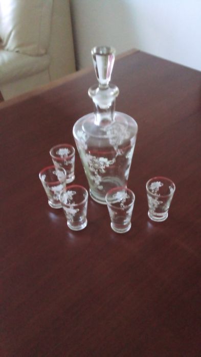 Para desocupar Vendo garrafa  para bebidas finas com cinco copos .