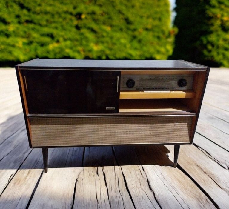Móvel rádio e gira discos, a funcionar.
