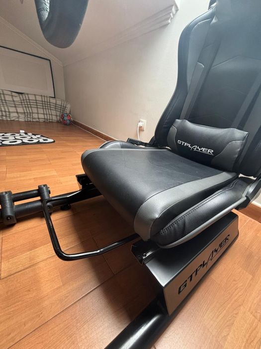 Cockpit Com volante e pedais