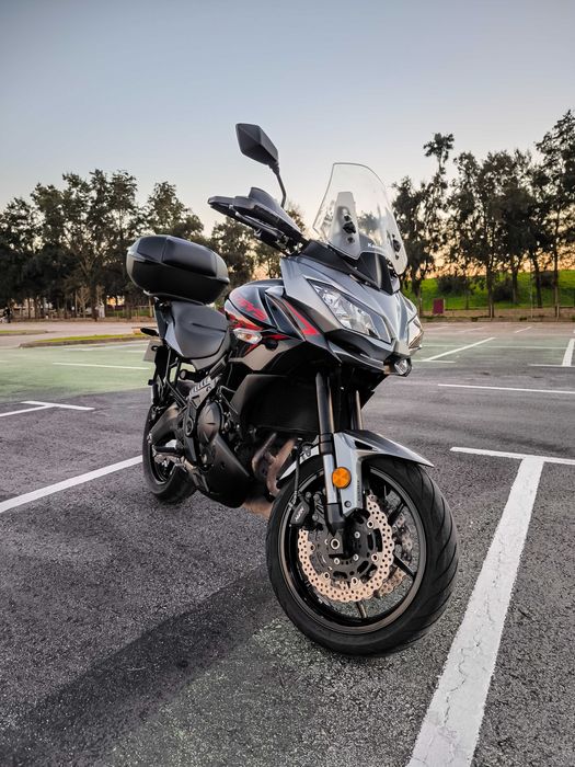 Kawasaki Versys 650 com Top Case Shad SH47