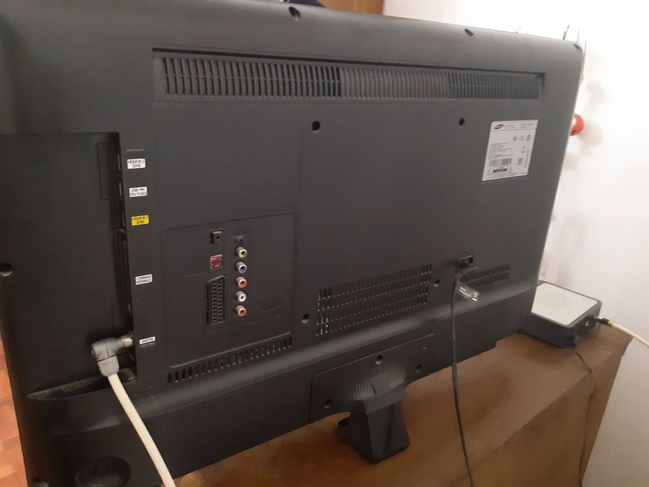 Televisão Samsung, diagonal 80cm, com comando, em bom estado