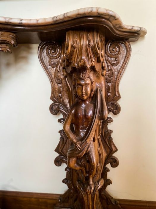 Consola em madeira trabalhada