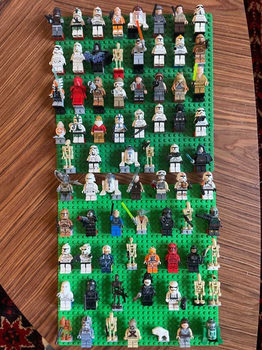 Багато мініфігурок Lego та персонажів Зоряних війн.