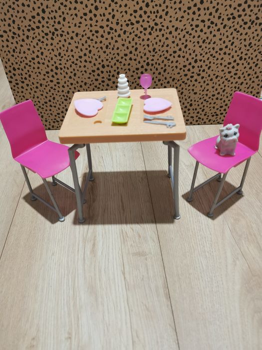 Zestaw mebli do Barbie stół i krzesła zwierzątko akcesoria