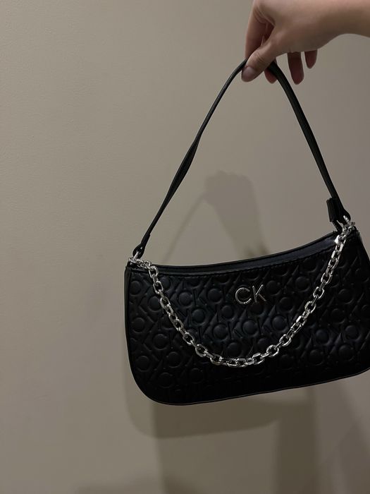 Сумочка Calvin Klein с чеком стоила 7490
