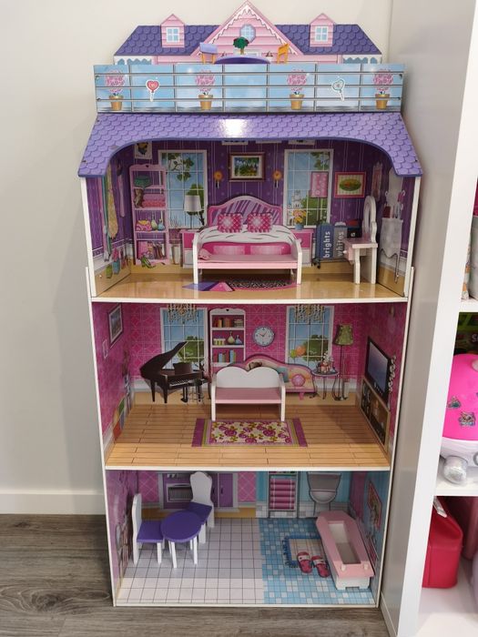 Casa das bonecas em madeira