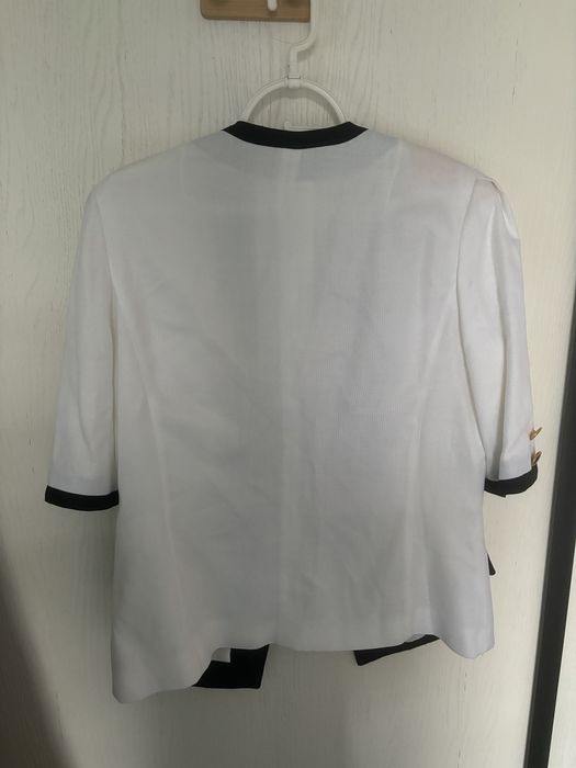 Biala marynarka narzutka w stylu chanel