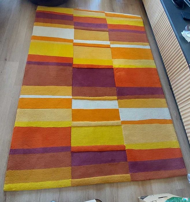 Tapete em tons quentes e com relevos